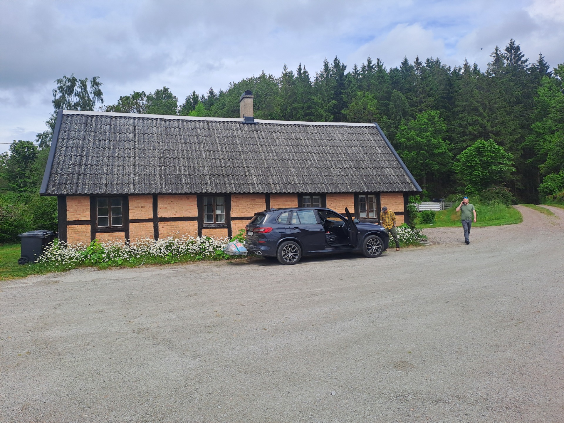 Et flott utmurt bindingsverkshus på en liten gård skal være basen vår de neste dagene.