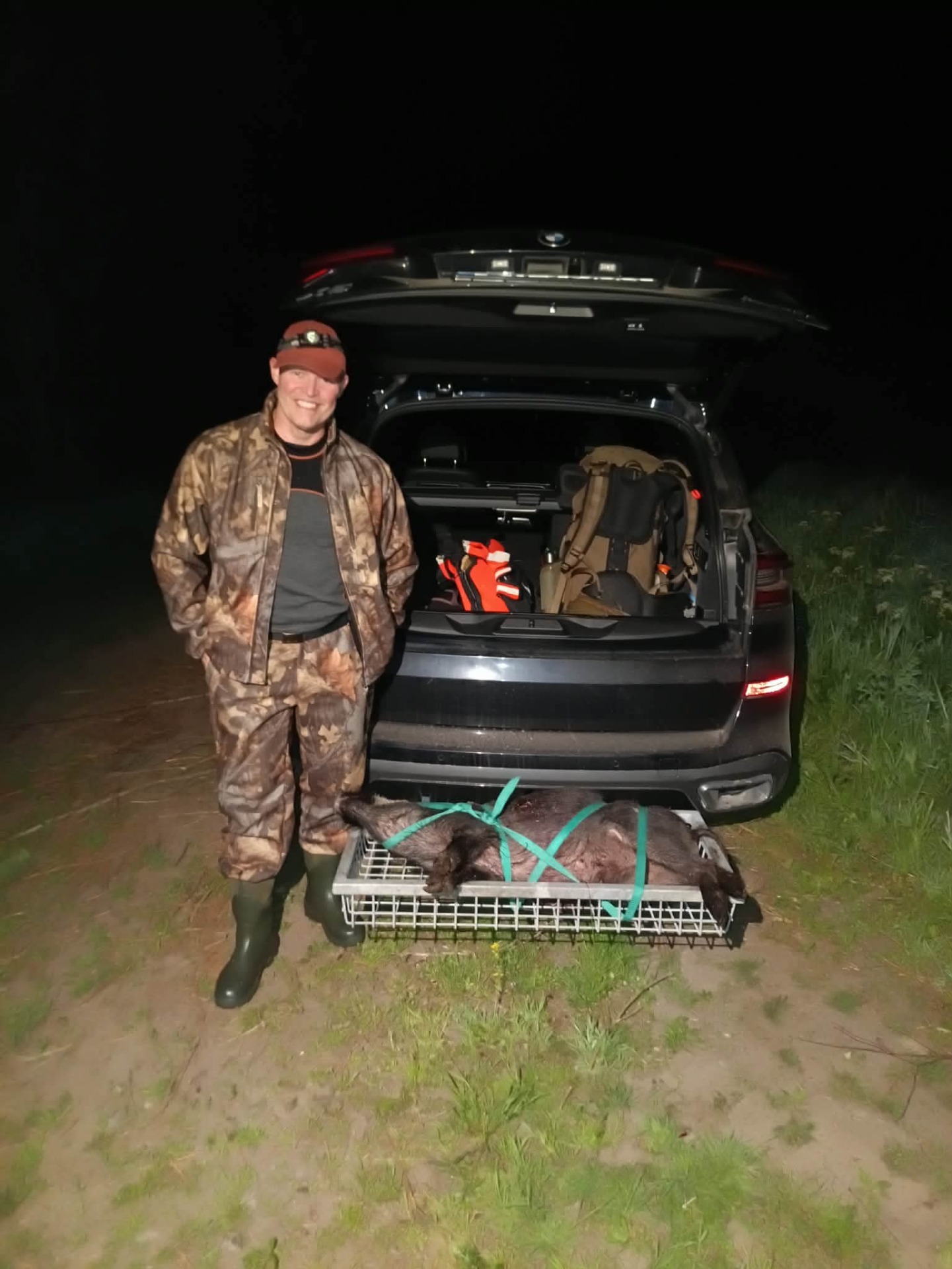 Grisen er funnet og lastet opp på Heck packen. Dette fiffige lastebrette som man kan sette rett på hengerfeste er smart, Villsvinet har en egen lukt av gris og tjære, og ikke noe du vil ha inn i bilen.